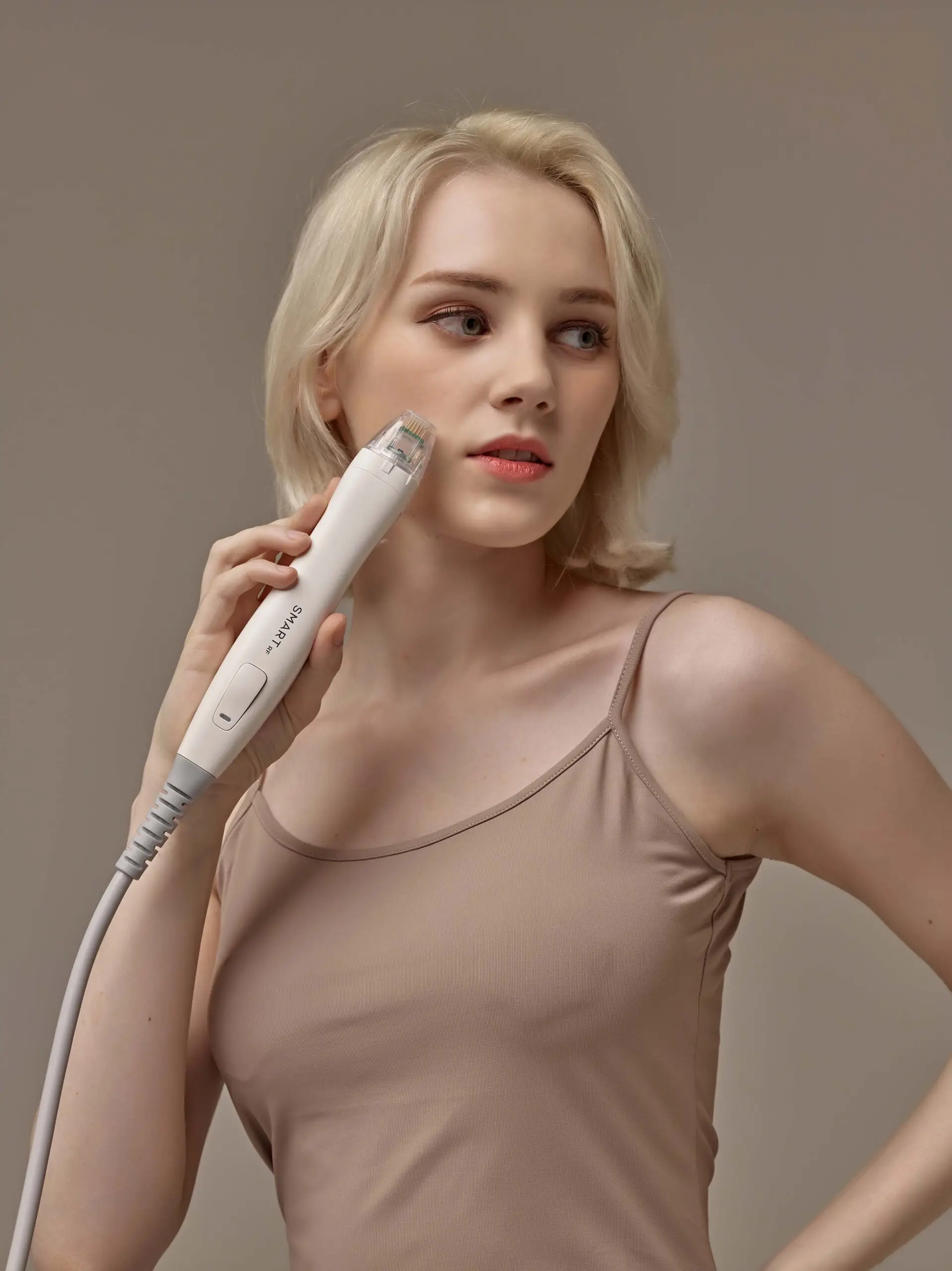 Modelo em tratamento com o equipamento Virtue RF